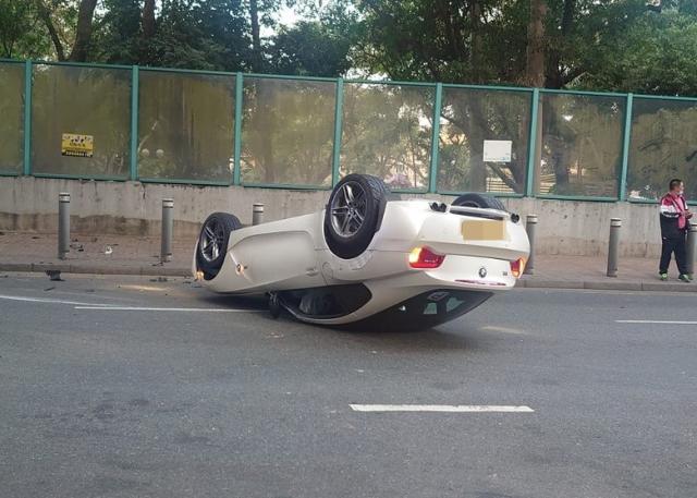 上水私家車自炒掃柱四輪朝天司機輕傷毋須送院