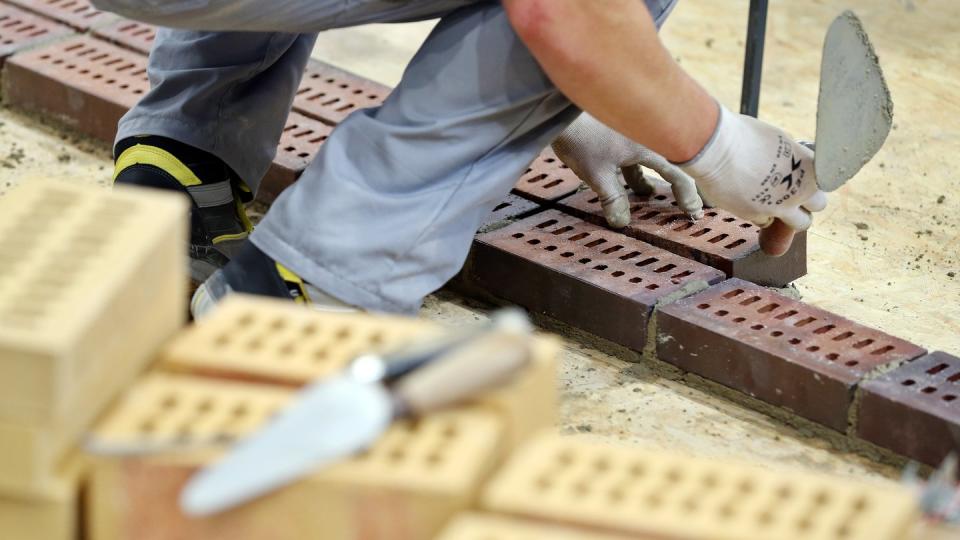 Der Boom im Handwerk hält an - Kunden müssen deswegen lange auf einen Handwerker warten.