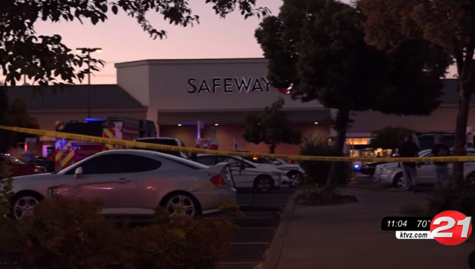 El domingo por la noche, un hombre armado entró en una tienda Safeway en Oregon y abrió fuego, hiriendo mortalmente a dos víctimas; el hombre armado fue hallado dentro de la tienda por la policía, y dijeron que murió de una herida de bala (KTVZ/video screengrab)