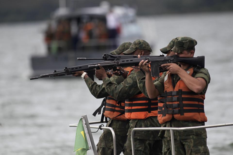 Navy soldiers take aim during simulation exercise Operation "Amazonia Azul" (Blue Amazon), against the invasion of protected areas in Brasilia February 20, 2014. The operation aims to combat illegal activities on Brazilian waters and prepare Brazil's Navy for the 2014 World Cup, according to the Brazil's Naval operations command. REUTERS/Ueslei Marcelino (BRAZIL - Tags: MILITARY)