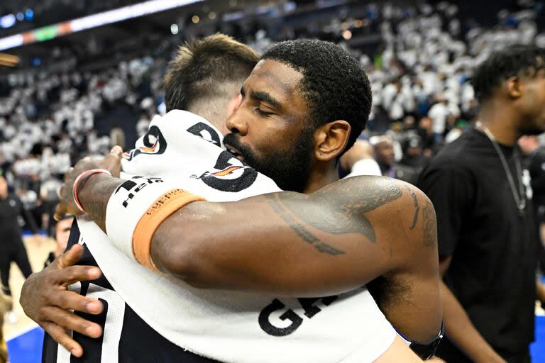 El abrazo final entre Kyrie Irving y Luka Doncic, figuras del triunfo de Dallas Mavericks ante los Timberwolves en Minnesota