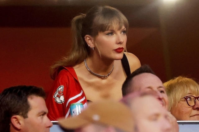 Taylor Swift cheers on Travis Kelce at Kansas City Chiefs game