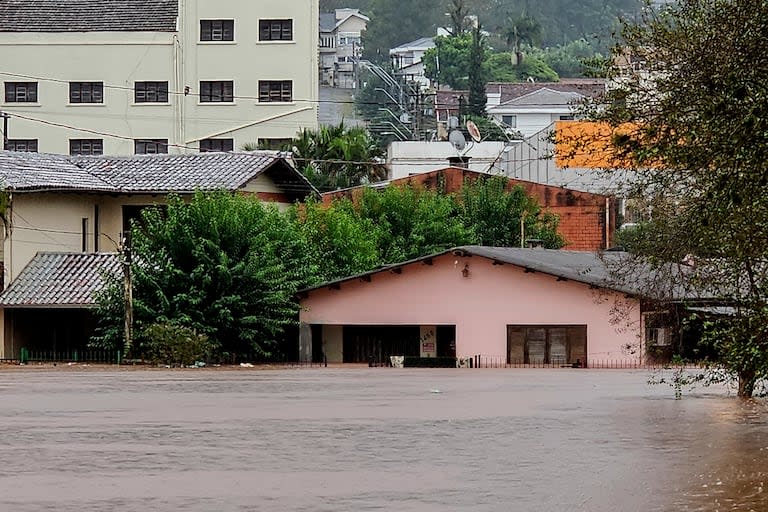 Vista de una calle inundada después de fuertes lluvias en Encantado, Rio Grande do Sul, Brasil, el 1 de mayo de 2024