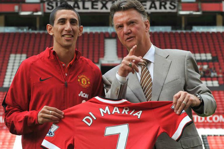 Di María junto con Louis Van Gaal en la presentación en Manchester United, en agosto de 2014