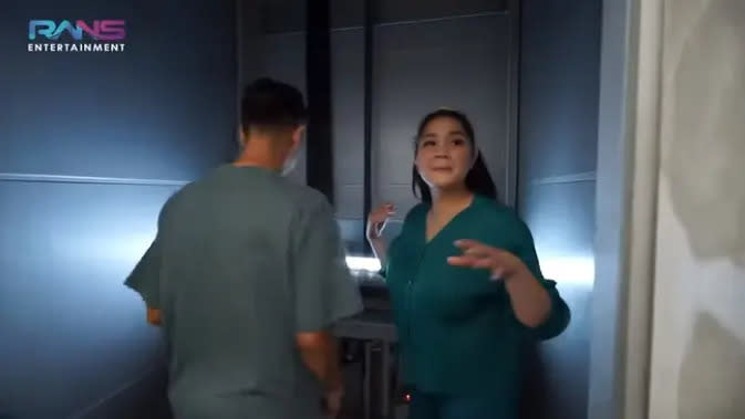 Rafi Ahmad dan Nagita Slavina mencoba lift di rumahnya.  (Foto: YouTube Rans Entertainment)