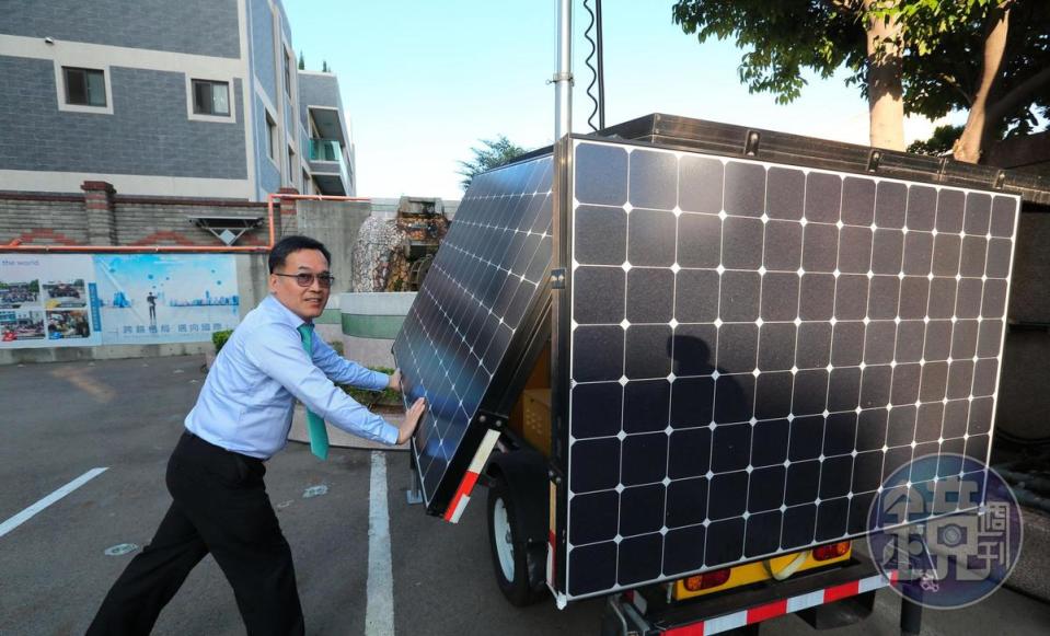 賴柄源自豪研發出移動式太陽能儲能照明系統，透過美國客戶出租給特斯拉等公司。