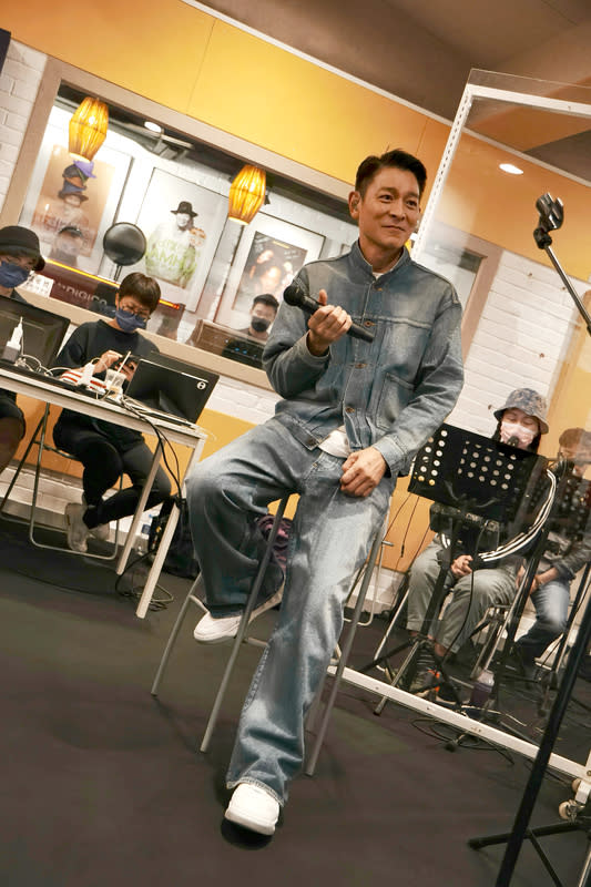 天王劉德華為演唱會練唱 香港歌手劉德華（前）10月31日起至11月3日將在台 北小巨蛋開唱，近日每天過著排舞、練歌及練歌、排 舞的生活。 （台灣映藝、超級圓頂提供） 中央社記者洪素津傳真  113年7月3日 