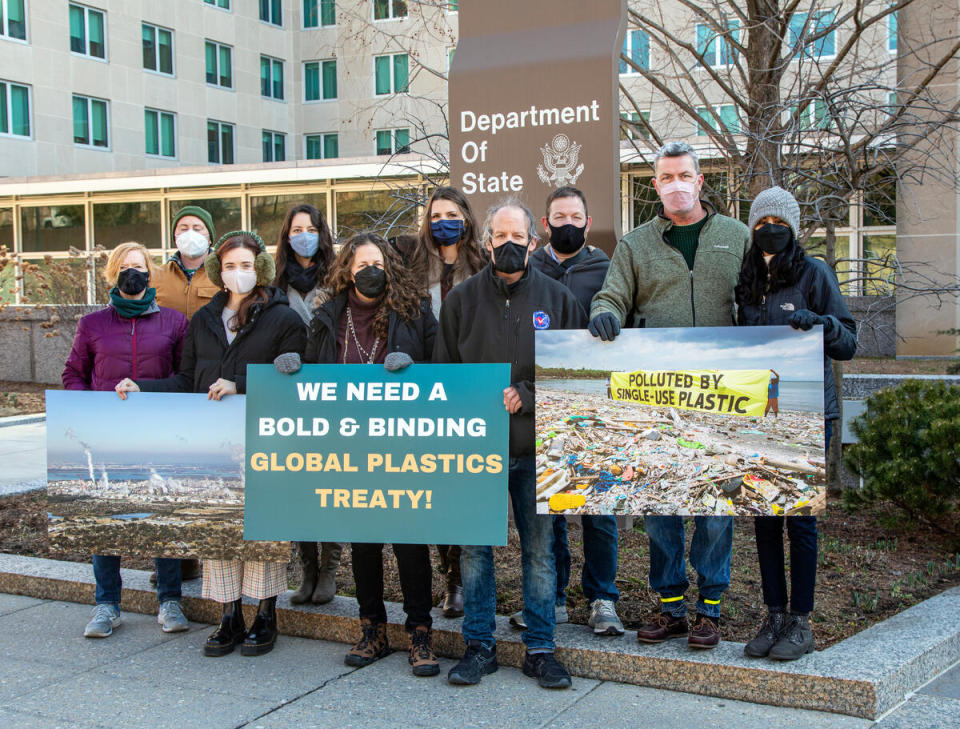 2022年2月，綠色和平與「解開塑縛」聯盟（Break Free From Plastic）成員，向美國國務院倡議，要求必須通過具有約束力的《全球塑膠公約》。
