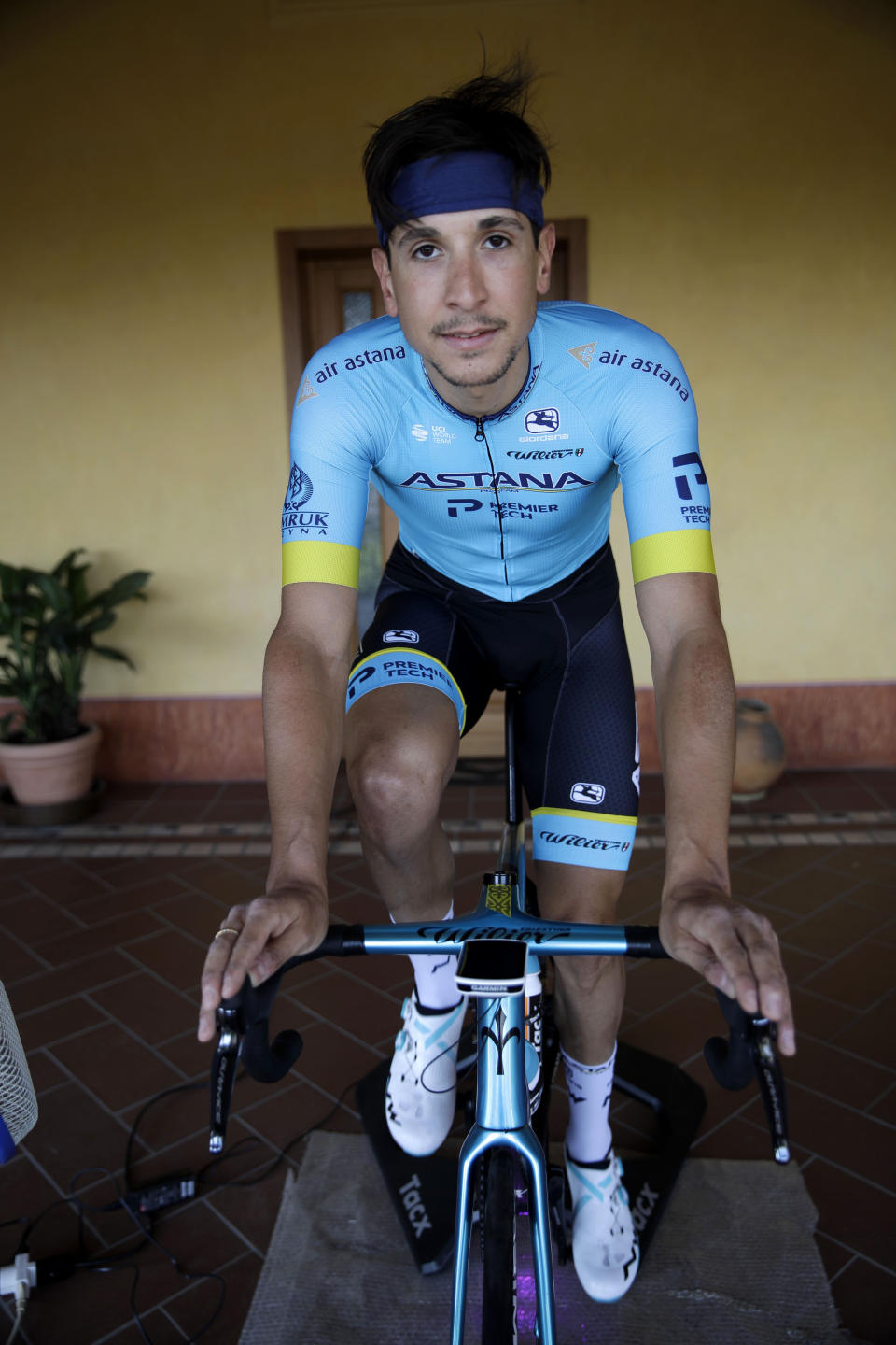 El ciclista profesional Davide Martinelli se entrena en su casa de Lodetto, al norte de Iatlia, el 14 de abril del 2020. (AP Photo/Luca Bruno)