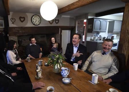 Prime Minister David Cameron (2nd R) speaks with local members of the farming community during a campaign visit at Whole House Farm, near Brecon in Wales, Britain, May 6, 2015. REUTERS/Toby Melville