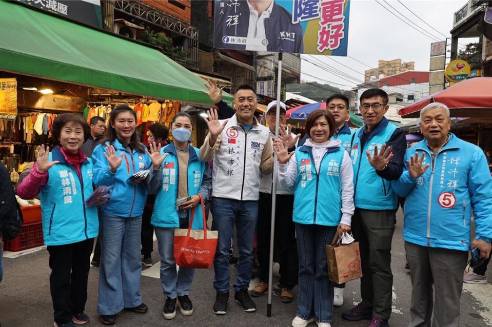 基隆市選前黃金周，三組主要立委候選人都積極力拚陸戰。圖為國民黨立委候選人林沛祥（左4）偕黨籍立委在安樂市場徒步掃街。（林沛祥競總提供／張志康基隆傳真）