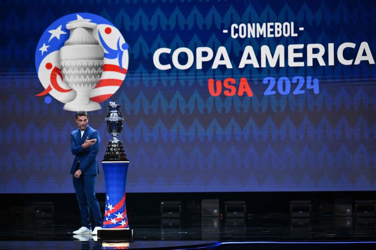 Lionel Scaloni, el DT de la selección argentina, observa de cerca el trofeo que intentará conservar este año