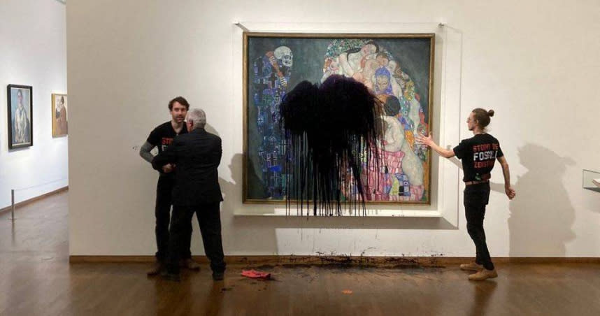 奧地利知名象徵主義畫家克林姆的畫作「死亡和生命」遭環團人士破壞。（圖／翻攝自Letzte Generation Österreich推特）