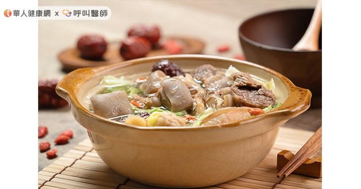 產後食用藥膳，能幫助補氣血、抗過敏、抗疲勞、預防感冒，推薦一道「枸杞當歸豬腳湯」。