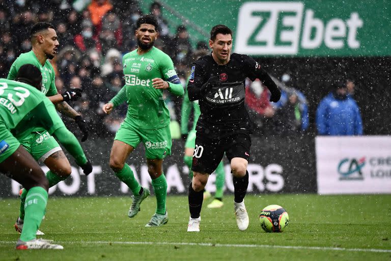 Messi conduce la pelota en el triunfo de PSG ante Saint-Etienne; dio las asistencias del 3-1