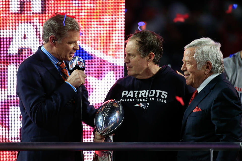 GLENDALE, AZ - FEBRUARY 01: Head coach Bill Belichick of the New England Patriots and New England Patriots owner Robert Kraft talk after defeating the Seattle Seahawks during Super Bowl XLIX at University of Phoenix Stadium on February 1, 2015 in Glendale, Arizona. The Patriots defeated the Seahawks 28-24. (Photo by Rob Carr/Getty Images)