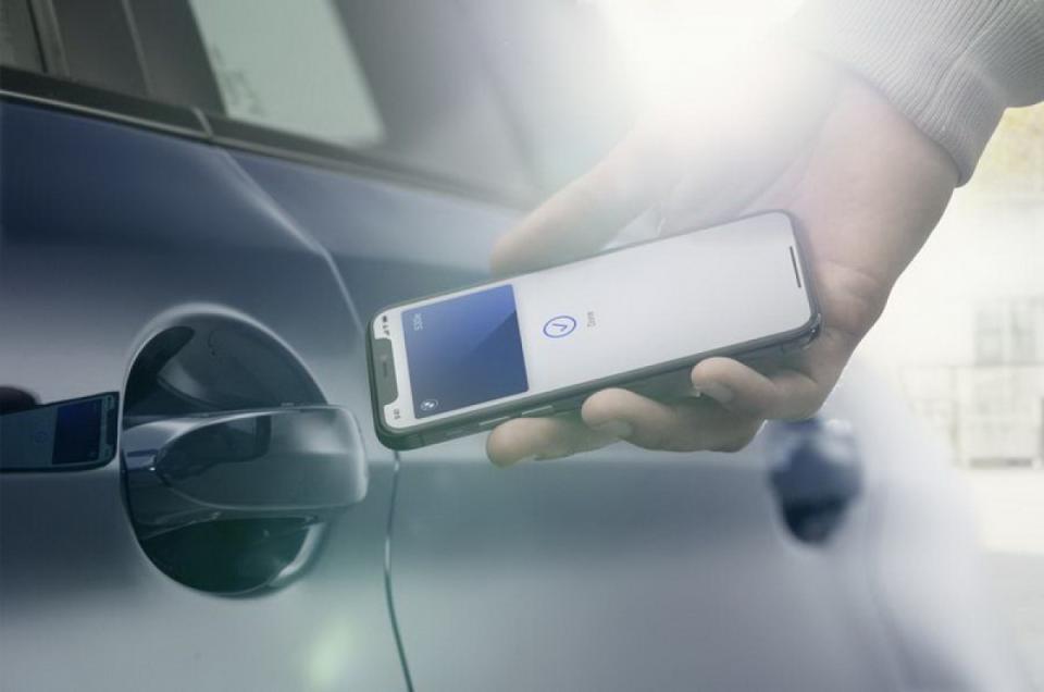 擁有BMW X3或X4，你的智慧型手機不只可以作為鑰匙，更能遠端3D監控掌握愛車周圍狀況。