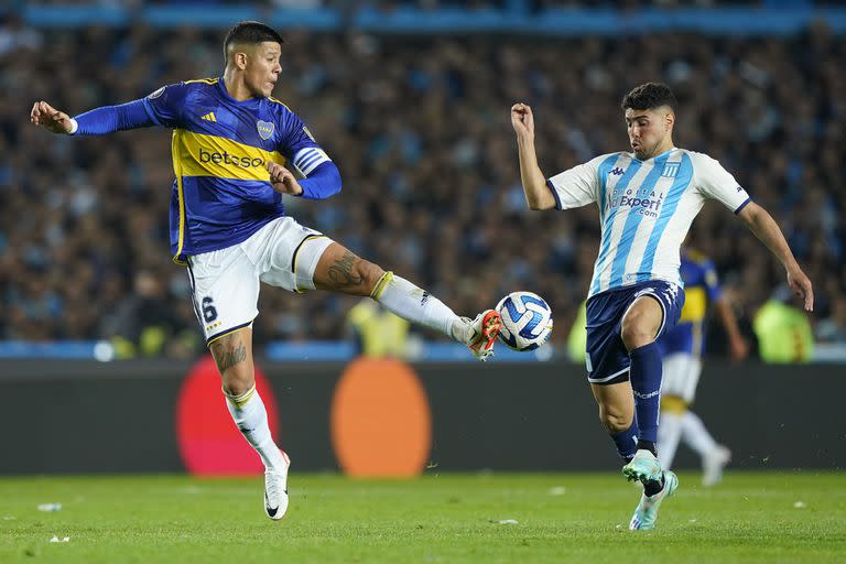  Marcos Rojo ante Maxi Romero, en la revancha entre Boca y Racing en Avellaneda por los cuartos de final de la Copa Libertadores
