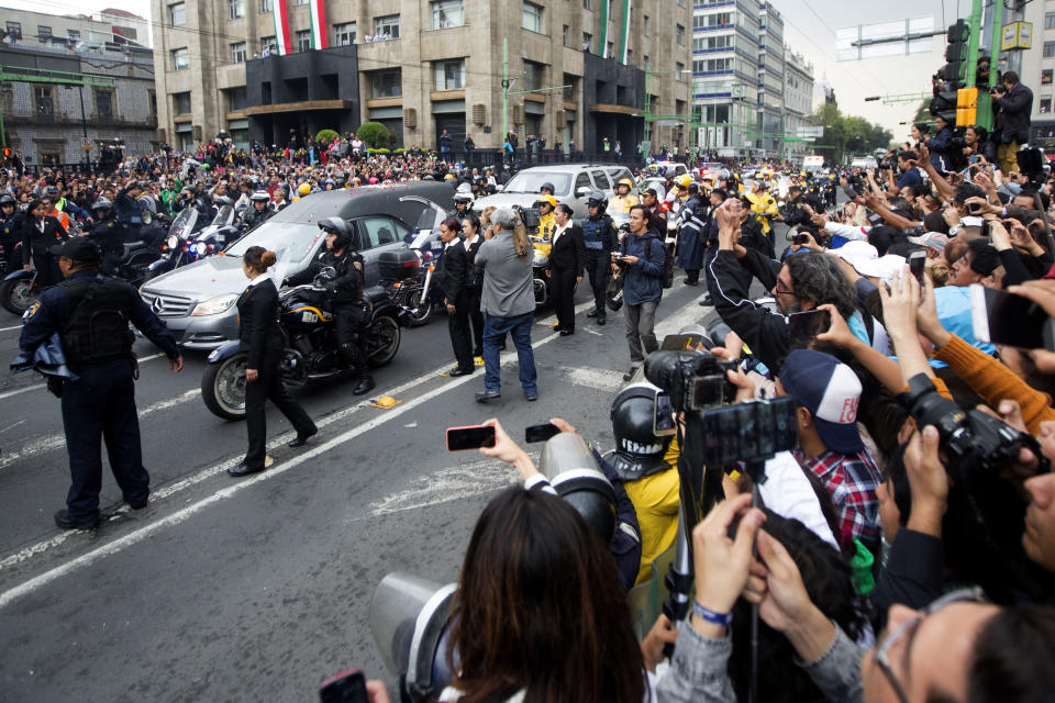 The remains of Mexico's late Latin music legend Juan Gabriel arrive in a hearse at the Palace of Fine Arts for fans to pay tribute to.