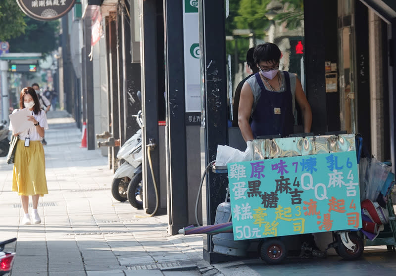 國發會今天公布2月景氣燈號續亮代表「低迷」的藍燈，綜合判斷分數再減1分，跌至10分，續創近14年新低紀錄。（中央社檔案照）