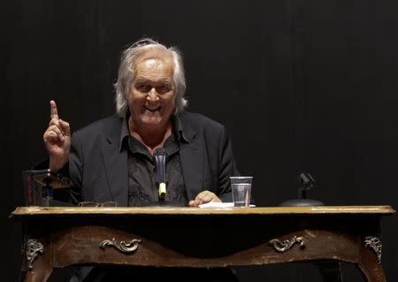 Swedish author Henning Mankell gestures during a news conference in Berlin June 3, 2010. REUTERS/Tobias Schwarz