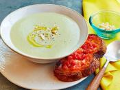 <p><strong>INGREDIENTES:<br></strong>- pepino<br>- uvas verdes sin semillas<br>- almendras blanqueadas<br>- ajo<br>- vinagre de jerez<br>- aceite de oliva virgen extra<br>- 2 tomates maduros medianos<br>- pan blanco</p>