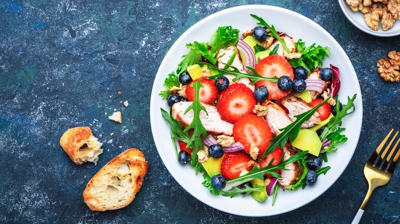 salad with blueberries and chicken