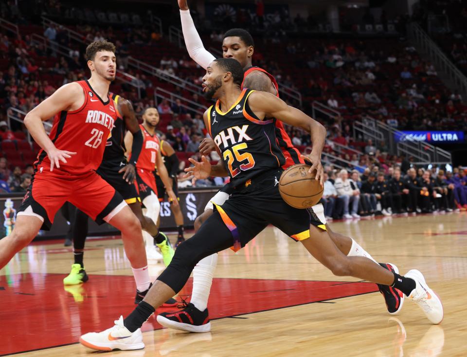 Phoenix Suns forward Mikal Bridges (25) drives to the basket against Houston Rockets center Alperen Sengun (28) in the first quarter at Toyota Center. Mandatory Credit: Thomas Shea-USA TODAY Sports
(Photo: Thomas Shea, Thomas Shea-USA TODAY Sports)