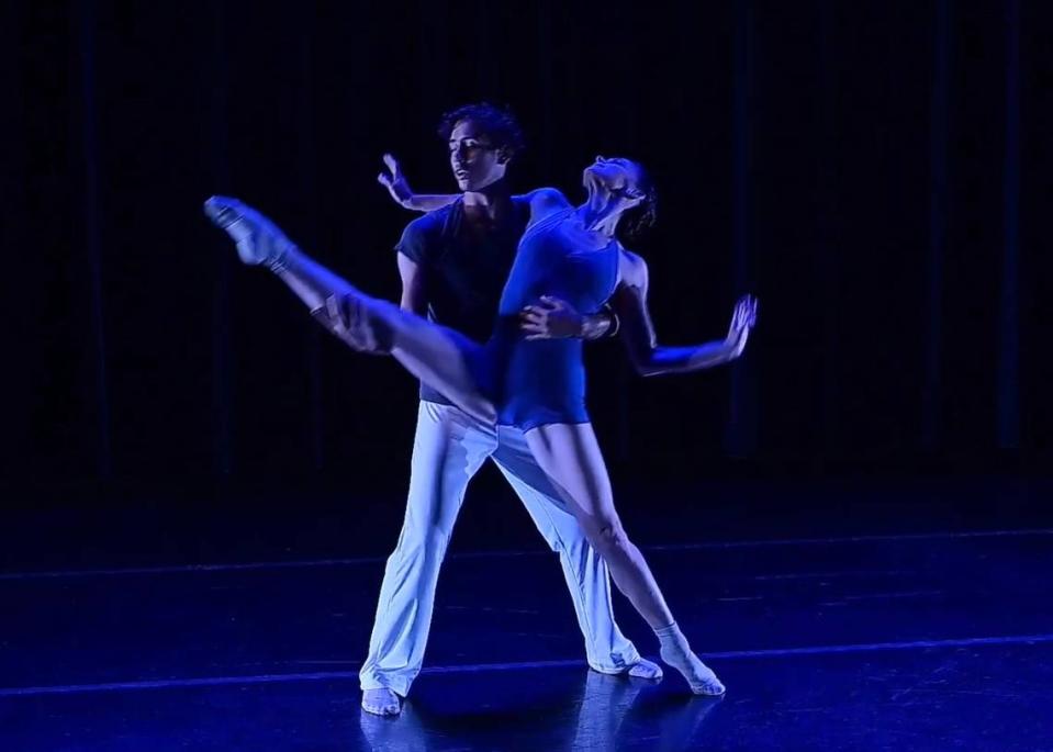 Emily Bromberg y Brian Gómez en “En Camino”, coreografía de Beatriz García con la asistencia de Armando Brydson.
