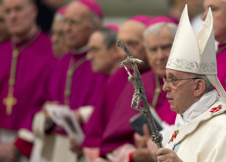 El papa Francisco llega para celebrar misa en la Basílica de San Pedro en el Vaticano el miércoles 1 de enero de 2014. (Foto AP/Andrew Medichini)