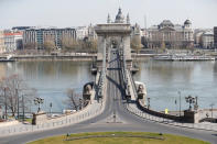 El Puente de las Cadenas de Budapest (Hungría), sin peatones ni vehículos el 28 de marzo. (Foto: Bernadett Szabo / Reuters).