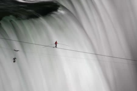 Tightrope walker Nik Wallenda walks the high wire from the U.S. side to the Canadian side over the Horseshoe Falls in Niagara Falls, Ontario, June 15, 2012. REUTERS/Mark Blinch