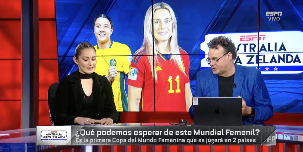 La futbolista Desirée Monsiváis junto a David Faitelson, comentarista del programa Fútbol Picante de la cadena ESPN México, en una emisión al inicio de la Copa Mundial Femenina 2023. | Captura de video Twitter vía @futpicante