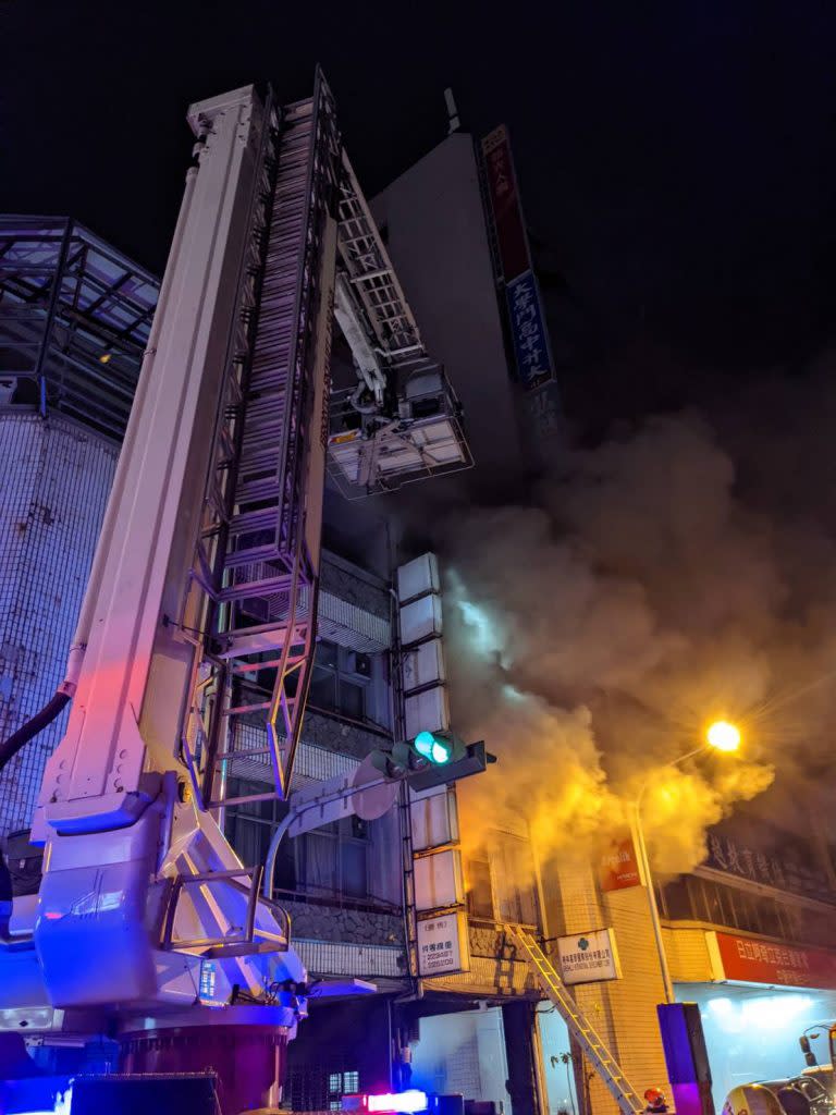 台中住宅火警造成兩死兩傷，前議長劉火旺之子劉清標與看護救出不治。（記者徐義雄攝）