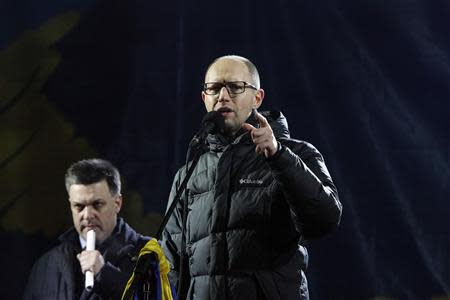 Ukrainian opposition leader Arseny Yatsenyuk (R) and head of the All-Ukrainian Union Svoboda (Freedom) Party Oleg Tyagnibok attend a pro-European integration rally in Independence square in Kiev January 16, 2014. REUTERS/Gleb Garanich