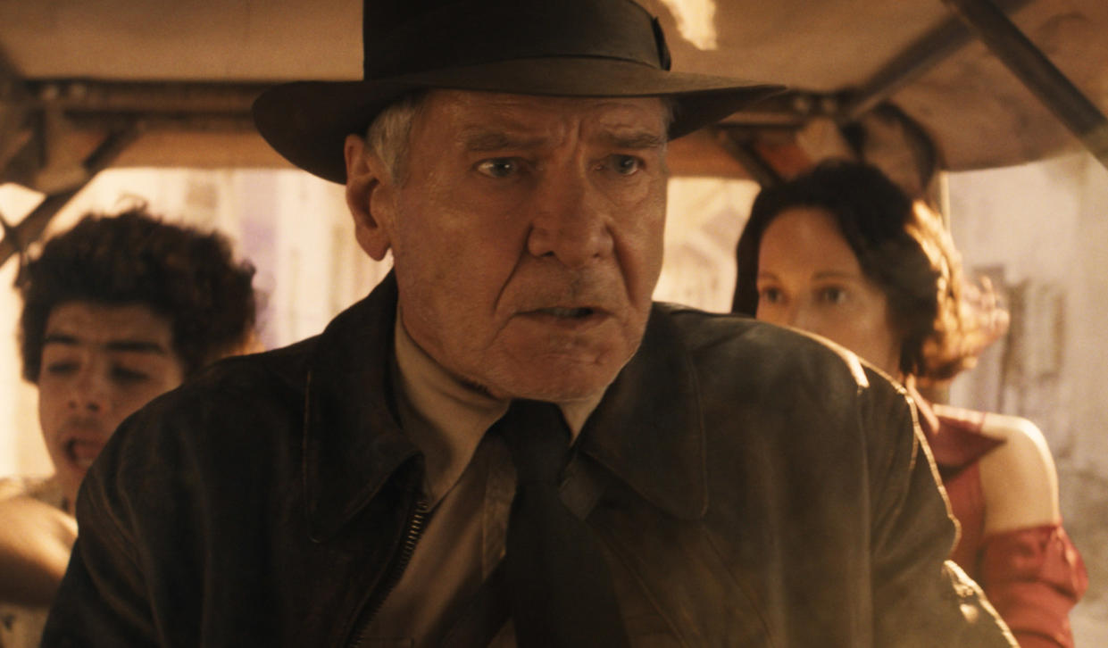 (I-D): Teddy (Ethann Isidore), Indiana Jones (Harrison Ford) y Helena (Phoebe Waller-Bridge) en INDIANA JONES Y EL DIAL DEL DESTINO de Lucasfilm. ©2023 Lucasfilm Ltd. & TM. Reservados todos los derechos.