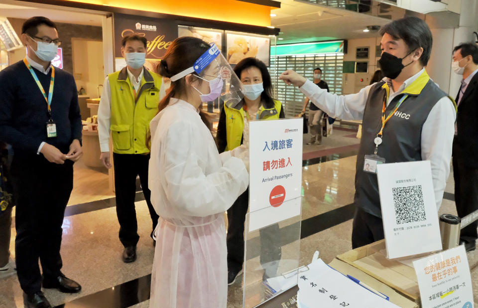 王必勝強烈建議防疫車隊使用隔離衣與隔板。（中央社）