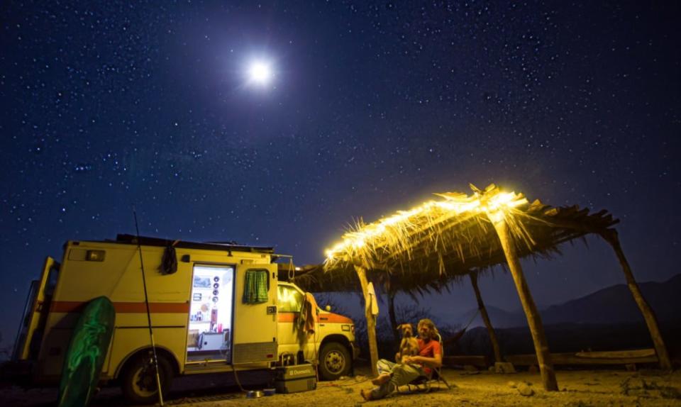 <p>Como toque final, un antiguo armario se ha convertido en una completa y moderna ducha al aire libre.<br>Foto: Instagram/vanlife_ian_dow_travels </p>