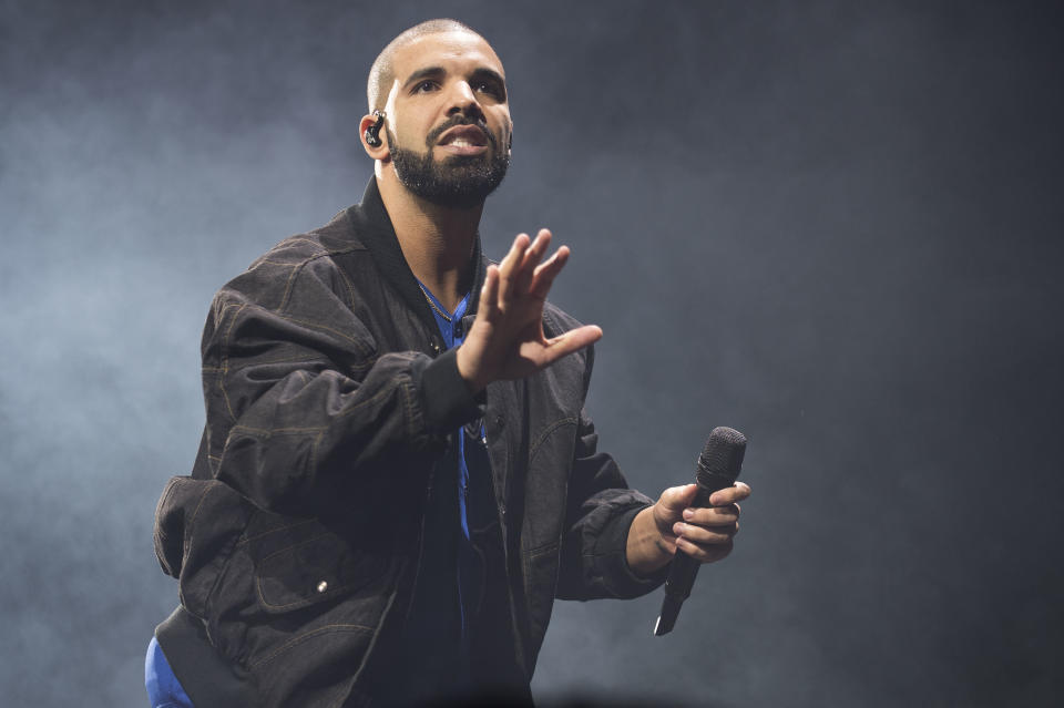 En esta foto del 8 de octubre del 2016, Drake durante un concierto en Toronto. El rapero fue nombrado artista más reproducido de la década de Spotify, con 28.000 millones de streamings. (Foto por Arthur Mola/Invision/AP, Archivo)