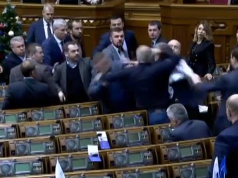 Fight breaks out a Ukrainian parliament over 'Putin's agent' poster