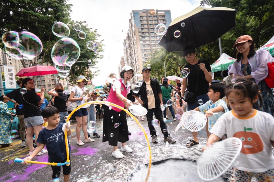 蘇巧慧提到，今天正是瘋北大五歲的生日，她不只與「水獺媽媽人偶」和大小朋友一同歡慶生日，更特別帶知名兒童繪本作家「賴馬」一起到現場感受熱鬧的氣氛，兩人親自體驗手繪巴士與在柏油路上塗鴉，蘇巧慧笑稱，在專業的繪本作家旁邊畫畫，根本是在「班門弄斧」。蘇巧慧強調，她期許自己是「搭建舞台的人」，希望能夠讓各個領域的人都能有自己的舞台，展現光芒、實踐夢想。