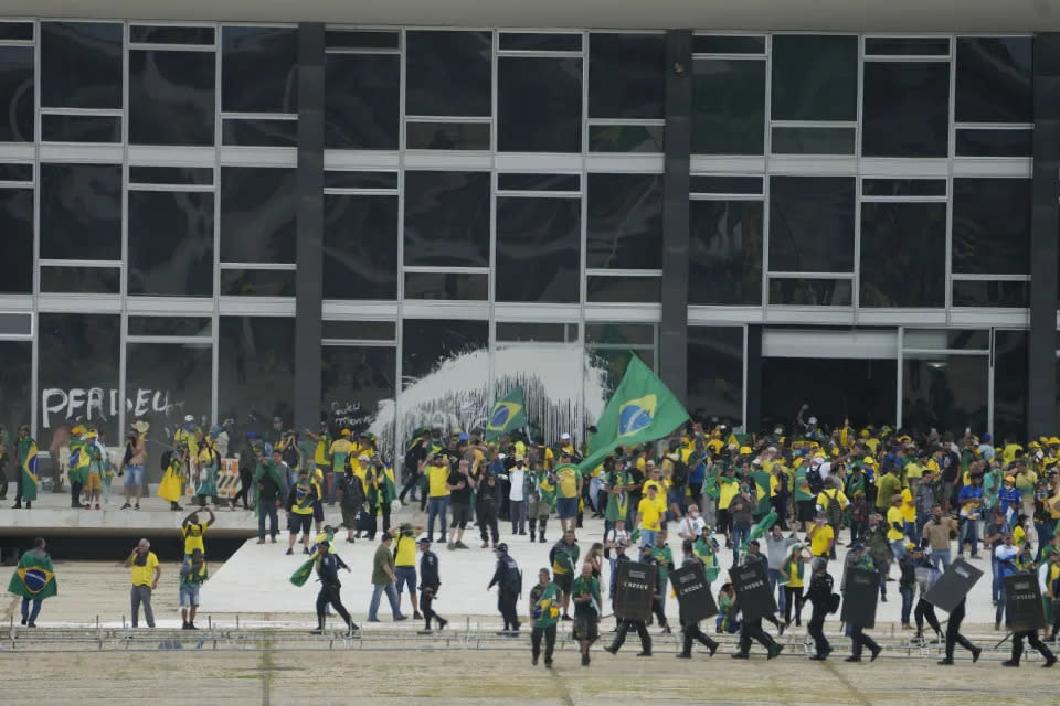 <p>Milhares de bolsonaristas depredaram prédios (AP Photo/Eraldo Peres)</p> 