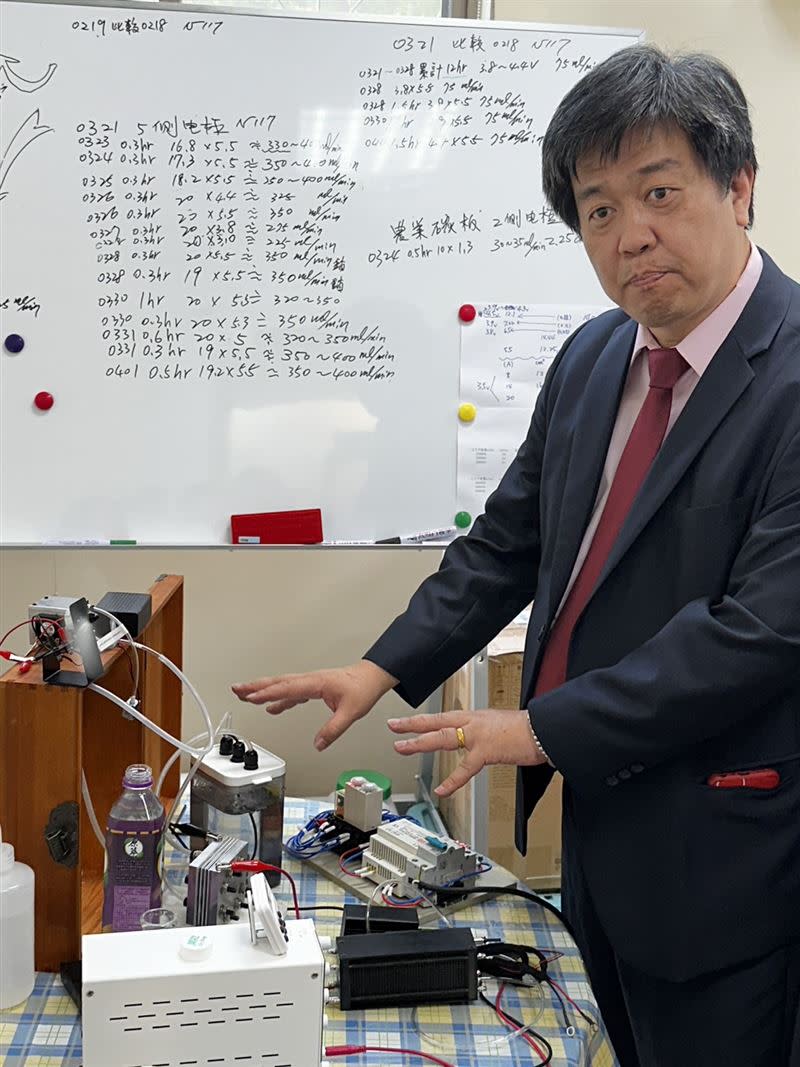 台灣循環能源發展協會理事長吳信達博士教授，未來將「氫能」融入民生用途。（圖／記者羅欣怡攝影）