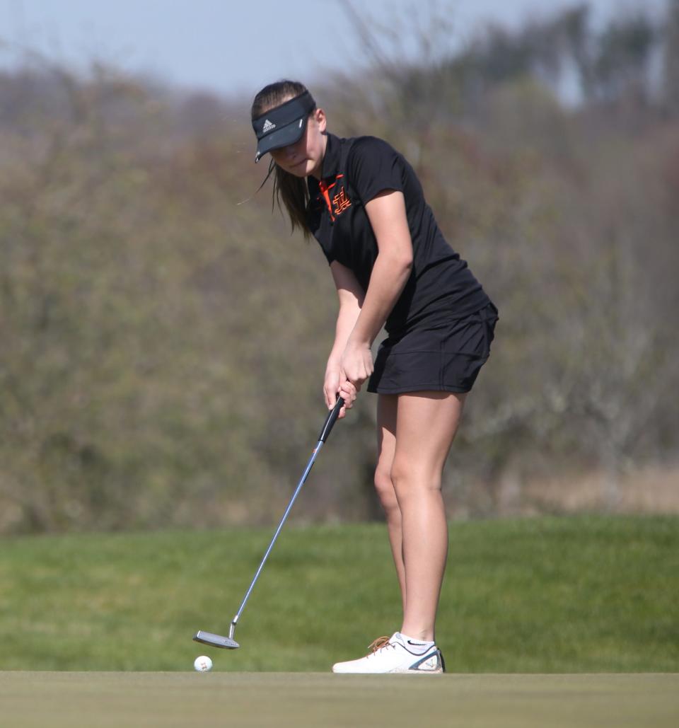 La golfista de Marlboro Alexa Trapani en el green durante un partido contra Onteora celebrado en el campo de golf Apple Greens en Highland el 23 de abril de 2024.