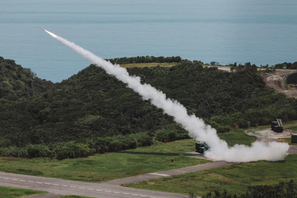 國軍近年來強化實戰化訓練，飛彈等精準武器實彈射擊已經是常態，也因此補充戰備彈藥量的需求日增。陸射劍二首度參演神弓操演。國防部提供