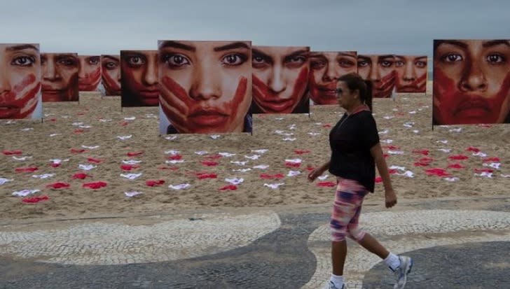 Impactante. La exposición se montó ayer al amanecer y permaneció en las arenas hasta caída la noche. Fue vista por los miles de brasileños y turistas que transitaron por Copacabana; Y, por los millones de internautas que se toparon con estas fotos en la Web. Foto: AP