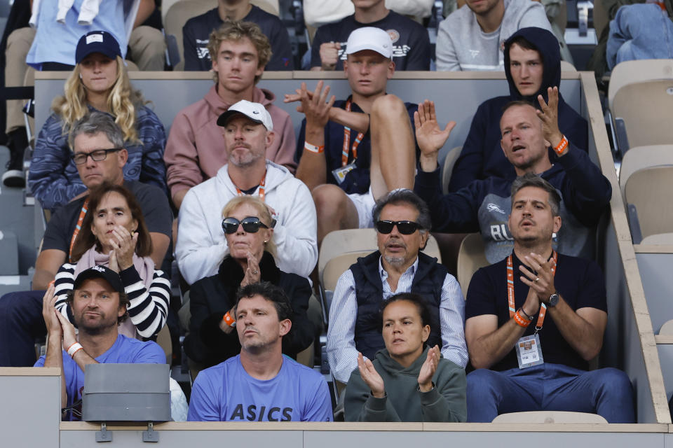 Australia's Alex De Minaur's player's box applauds during his quarterfinal match of the French Open tennis tournament against Germany's Alexander Zverev at the Roland Garros stadium in Paris, Wednesday, June 5, 2024. (AP Photo/Aurelien Morissard)