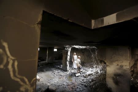 Houthi militants stand in the house of Houthi leader Yahya Aiydh, after Saudi-led air strikes destroyed it in Yemen's capital Sanaa September 8, 2015. REUTERS/Khaled Abdullah