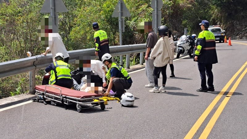 騎機車遊中橫不慎自撞  2人送醫 花蓮縣警察局新城分局表示，李姓女騎士騎乘普通重 機載著吳姓男子行經台8線166公里處，疑似過彎時不 慎自撞路邊護欄，造成李女右腳骨折及其他多處擦挫 傷，被載吳男摔落約30公尺深懸崖，意識清楚，警消 獲報救人送醫。 （花蓮縣警察局提供） 中央社記者李先鳳傳真  113年3月24日 