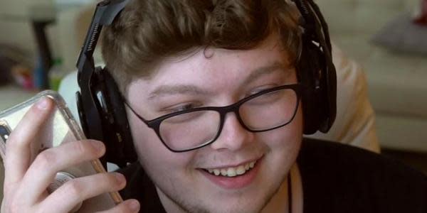 Streamer de Fortnite sorprende a su mamá al pagar todos sus gastos escolares